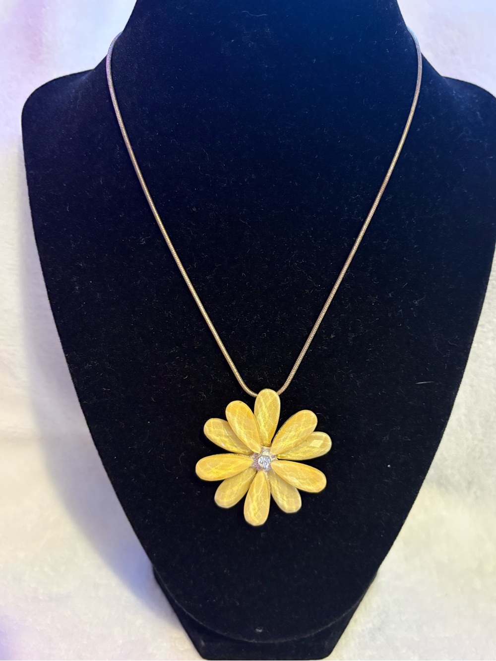 Gold Daisy Pendant Necklace - Elegant Floral Women's Jewelry